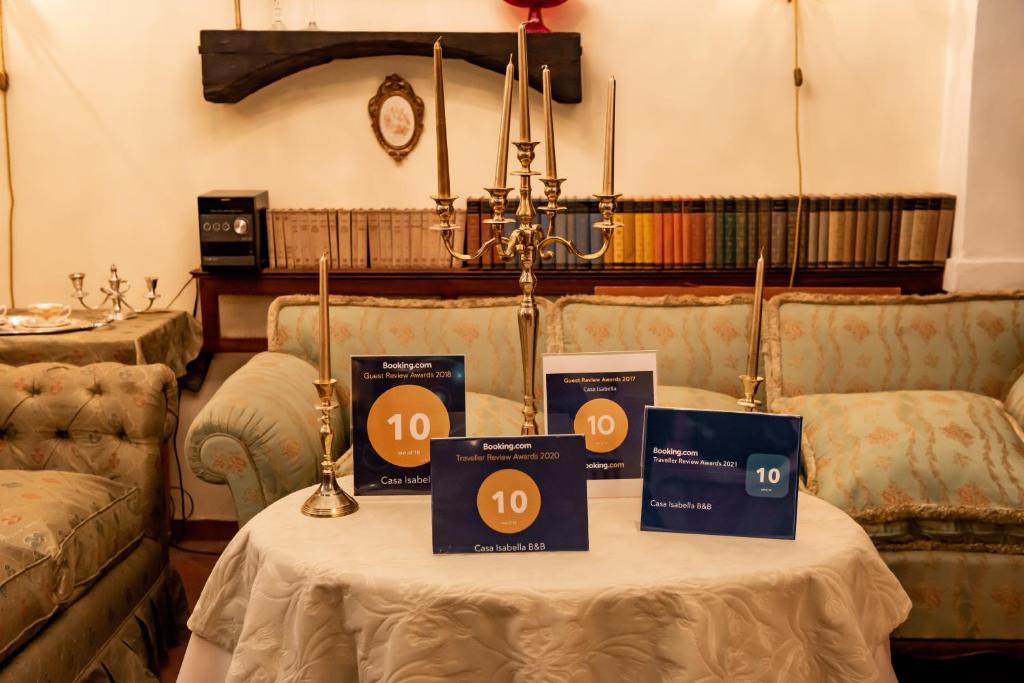 un tavolo con certificati in cima ad esso in una stanza di Casa Isabella B&B a Rocca San Giovanni