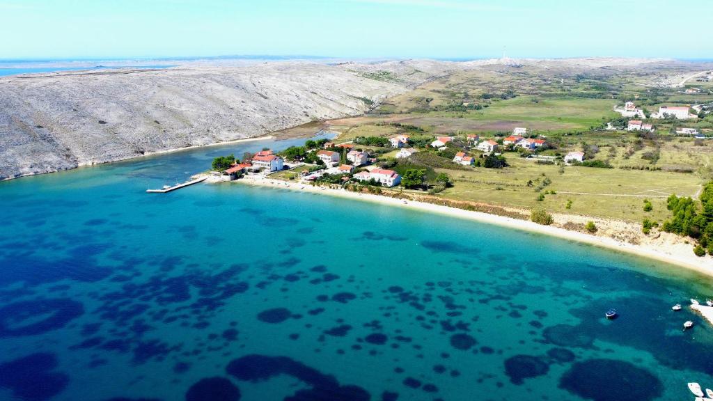 een luchtzicht op een klein eiland in een waterlichaam bij Guesthouse Dupin in Vlašići