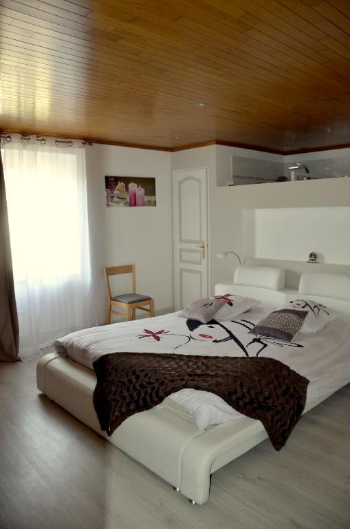 Postel nebo postele na pokoji v ubytování La Douce Parenthèse B&B entre bois et champs-Accueil motards