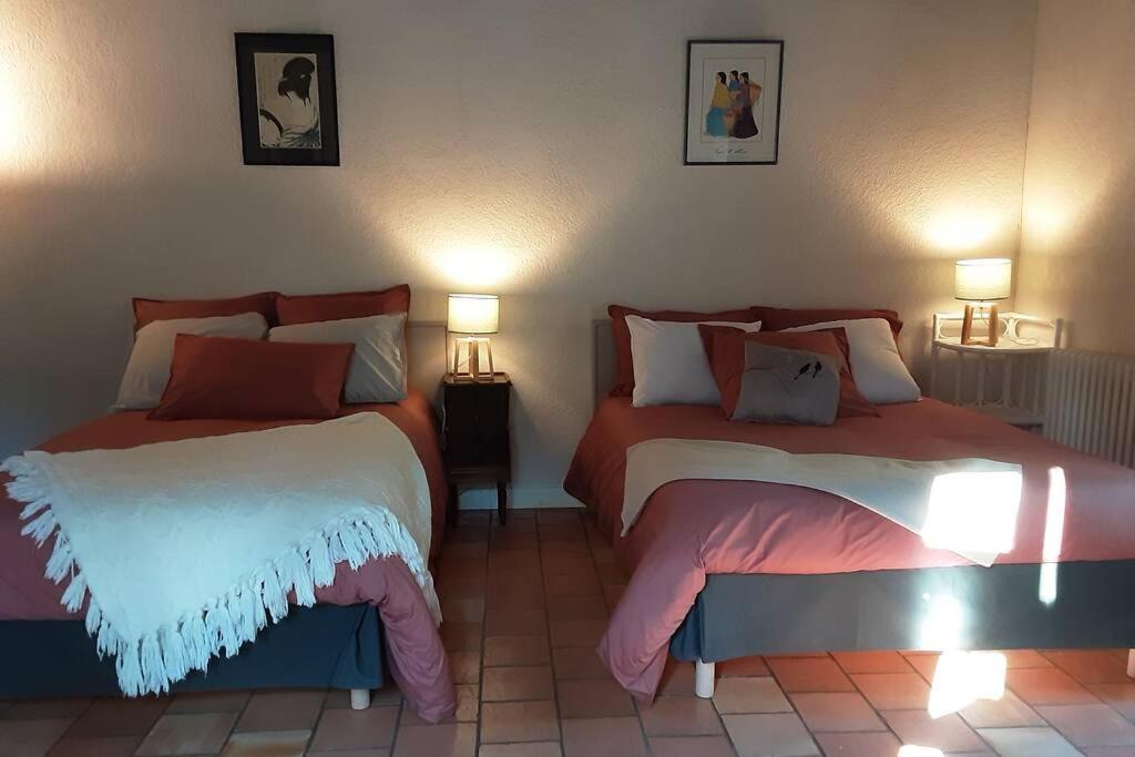 a bedroom with two beds and two lamps at Maison de charme confortable au cœur de la nature in Saint-André-de-Double