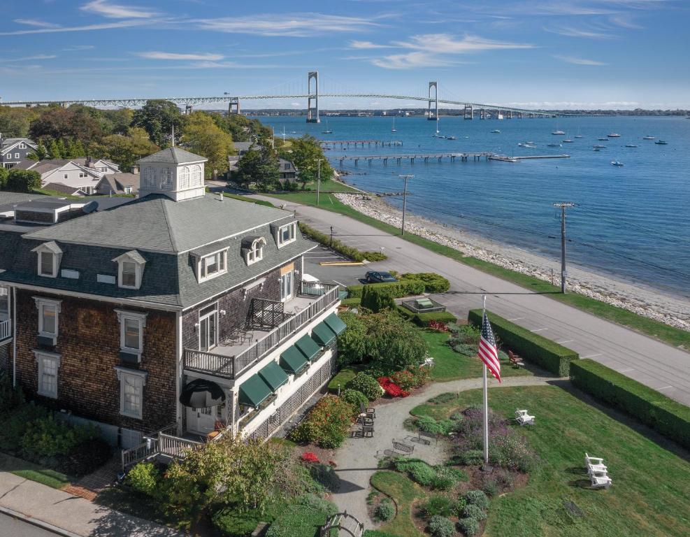 una vista aérea de una casa junto al agua en Club Wyndham Bay Voyage Inn, en Jamestown