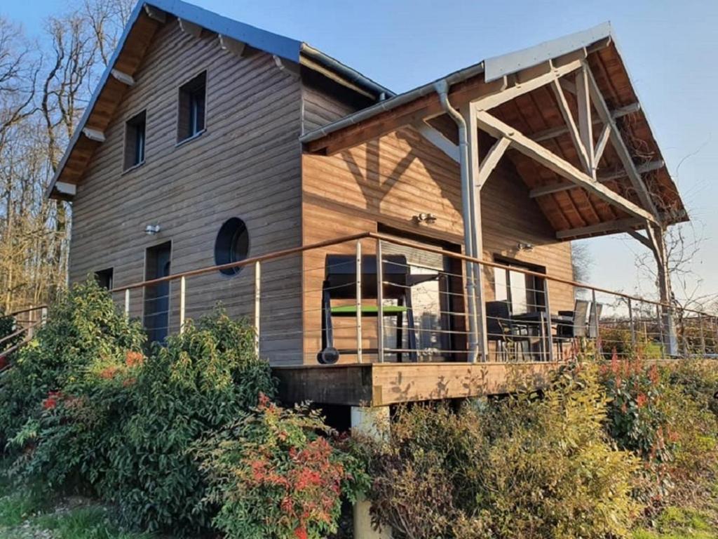 une maison entourée d'une terrasse couverte. dans l'établissement Cottage La Grenouillère, à Menetou-Râtel