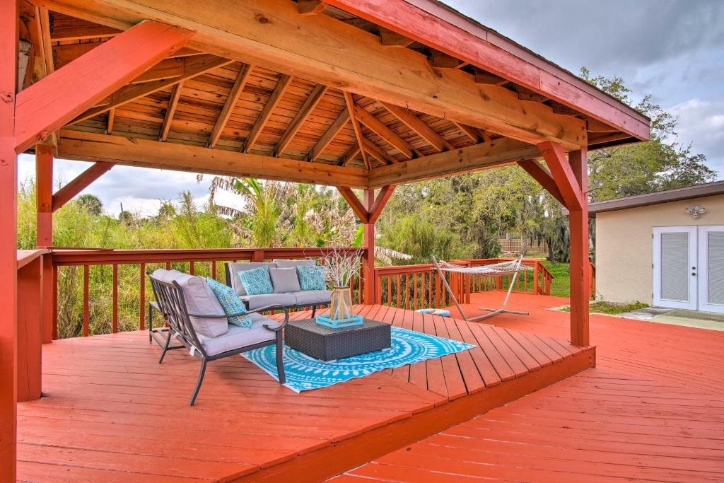 Balkón nebo terasa v ubytování Cozy Melbourne Home with Deck and Pool 5 Mi to Beach!