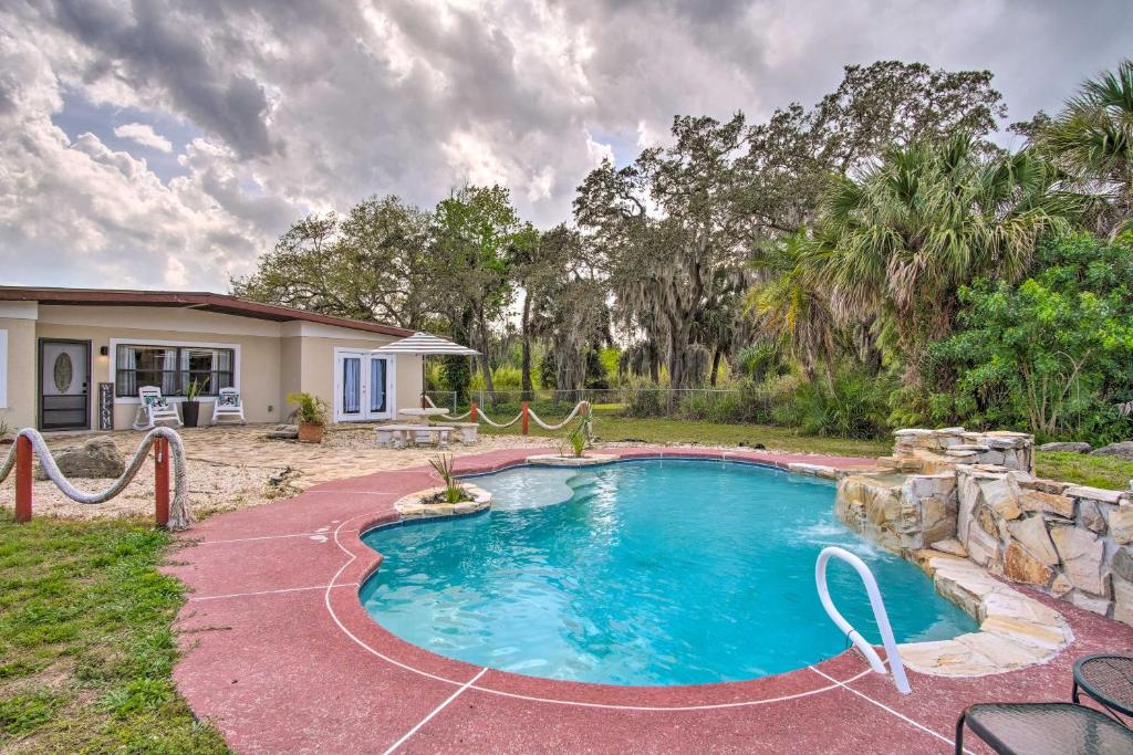 Bazén v ubytování Cozy Melbourne Home with Deck and Pool 5 Mi to Beach! nebo v jeho okolí
