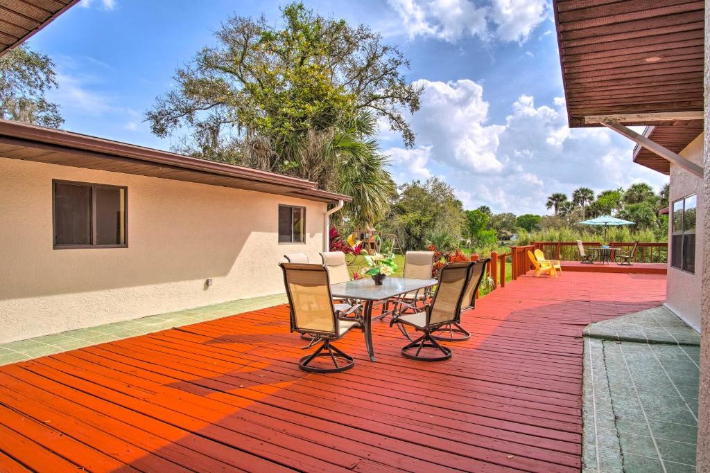 Balkón nebo terasa v ubytování Cozy Melbourne Home with Deck and Pool 5 Mi to Beach!