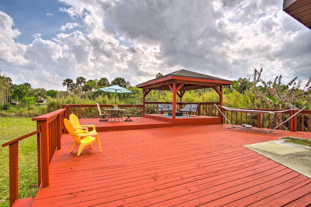 Balkón nebo terasa v ubytování Cozy Melbourne Home with Deck and Pool 5 Mi to Beach!