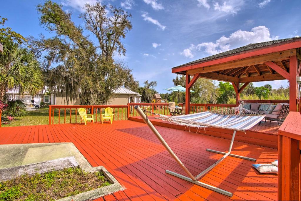 Fotografie z fotogalerie ubytování Cozy Melbourne Home with Deck and Pool 5 Mi to Beach! v destinaci Melbourne