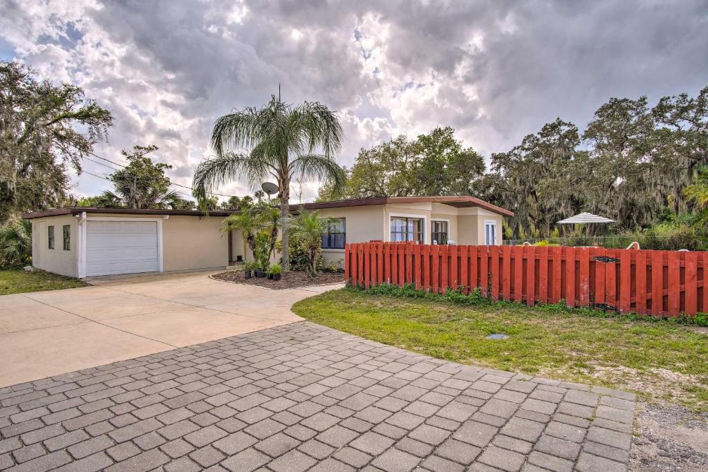 Zahrada ubytování Cozy Melbourne Home with Deck and Pool 5 Mi to Beach!