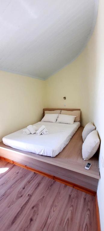 a bedroom with a large bed with white sheets and pillows at Manto Apartments Lefkada in Évyiros