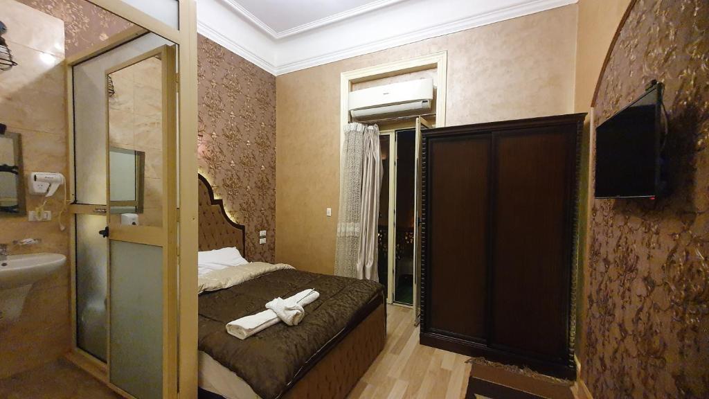 Bilik mandi di Heritage Hostel Cairo