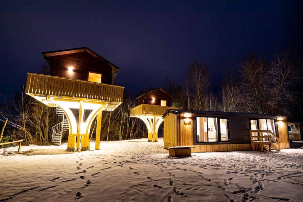 una cabaña resort en la nieve por la noche en Baumhaus im Herzen vom Unterallgäu en Erkheim