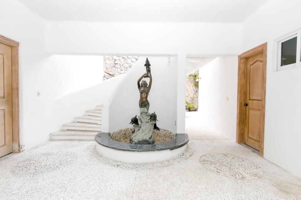 7BR EXCLUSIVA casa en Las Brisas con ALBERCA