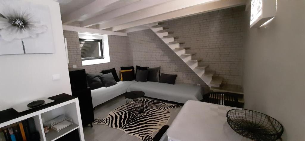 Sala de estar con cama y alfombra de zebraebra en 5***** LOFT Loulé Historical Center en Loulé