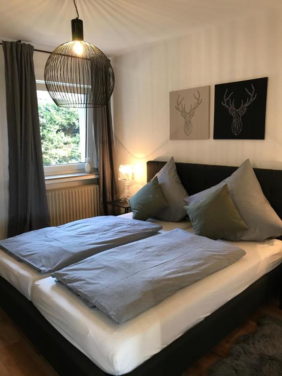 sypialnia z łóżkiem z niebieską pościelą i oknem w obiekcie Apartment Stockholm, top renoviert, 35qm, Köln nah w mieście Bergisch Gladbach