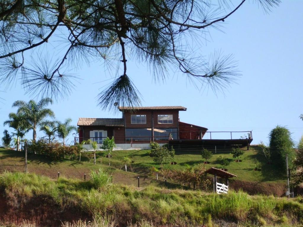 a house on top of a hill at Casa Estrelada in São Bento do Sapucaí