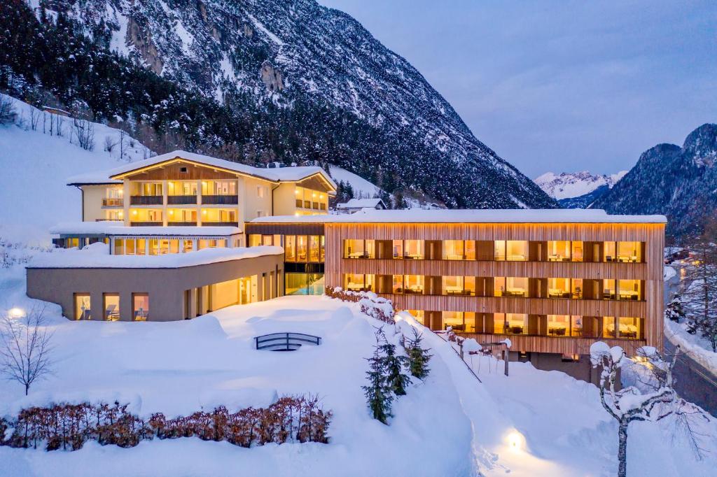 Nespecifikovaný výhled na hory nebo výhled na hory při pohledu z hotelu