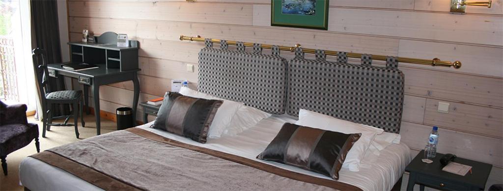Postel nebo postele na pokoji v ubytování Le Grand Hotel & Spa