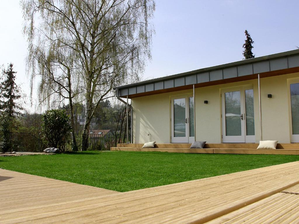 una casa con un césped verde delante de ella en Boutique Hotel Villa Katharina en Bamberg