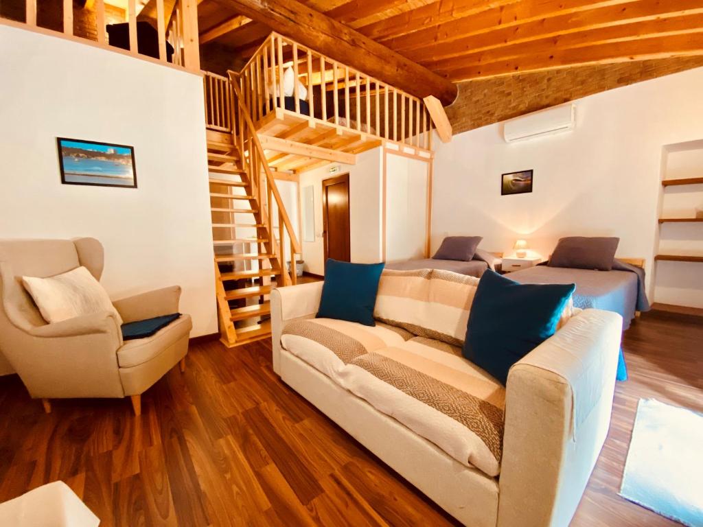 a living room with a couch and two chairs at AlvorKiteCenter Guesthouse in Alvor