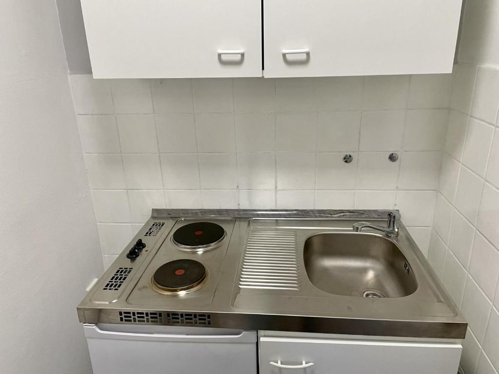 cocina con fogones y fregadero en Apartment für Monteure Nr 4, en Kassel