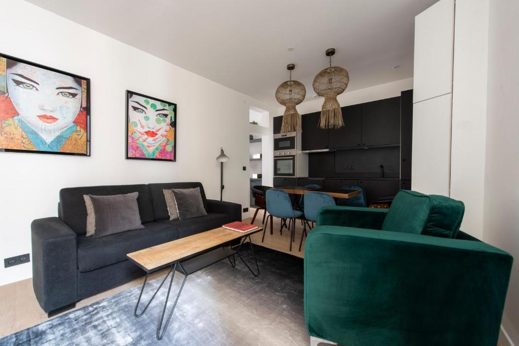 un salon avec un canapé et une table dans l'établissement Arigato, à Paris