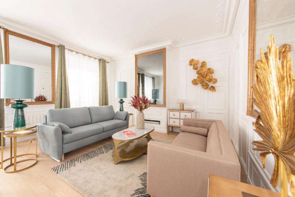 un salon avec un canapé et une table dans l'établissement Beaubois, à Paris