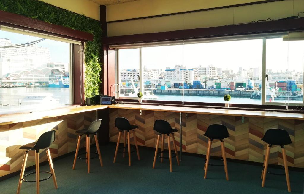 un bar en un edificio con vistas a la ciudad en My Place en Naha