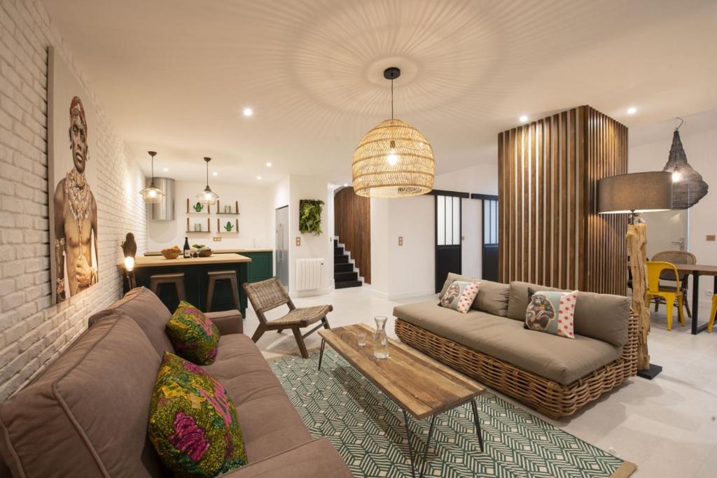 un salon avec un canapé et une table dans l'établissement Out of Africa, à Paris