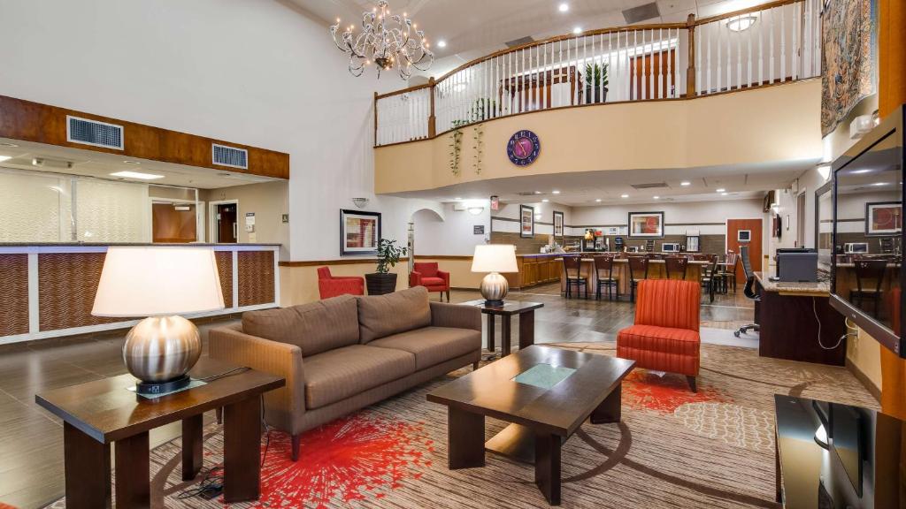 a lobby with a couch and tables and a bar at Best Western Dayton Inn & Suites in Dayton