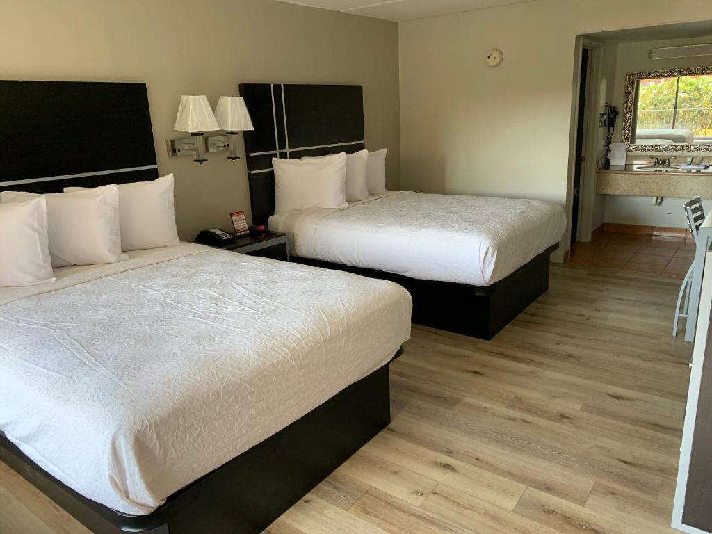 Ein Bett oder Betten in einem Zimmer der Unterkunft South Padre Island Lodge