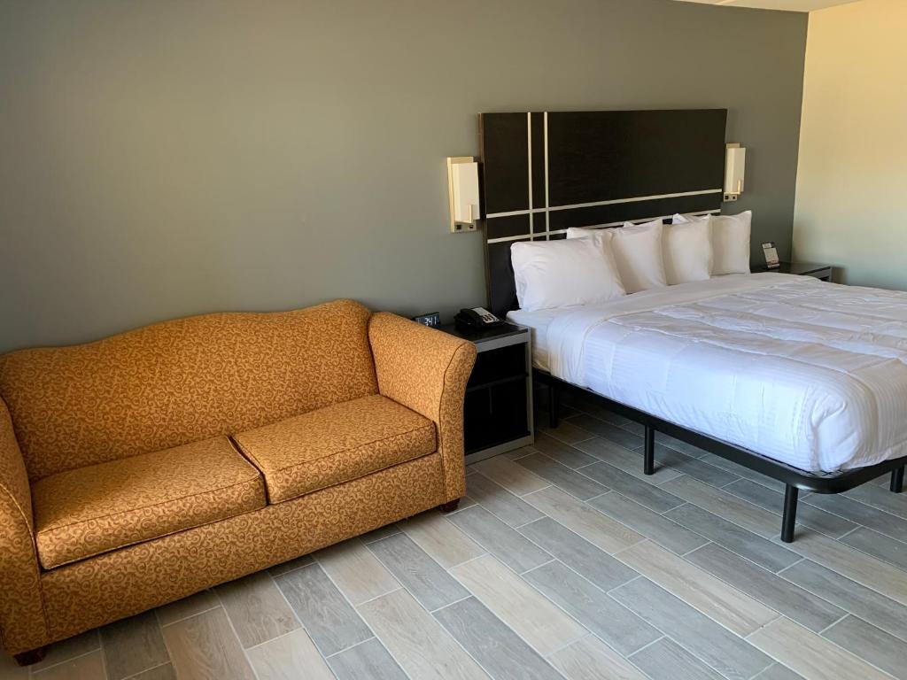 Ein Bett oder Betten in einem Zimmer der Unterkunft South Padre Island Lodge