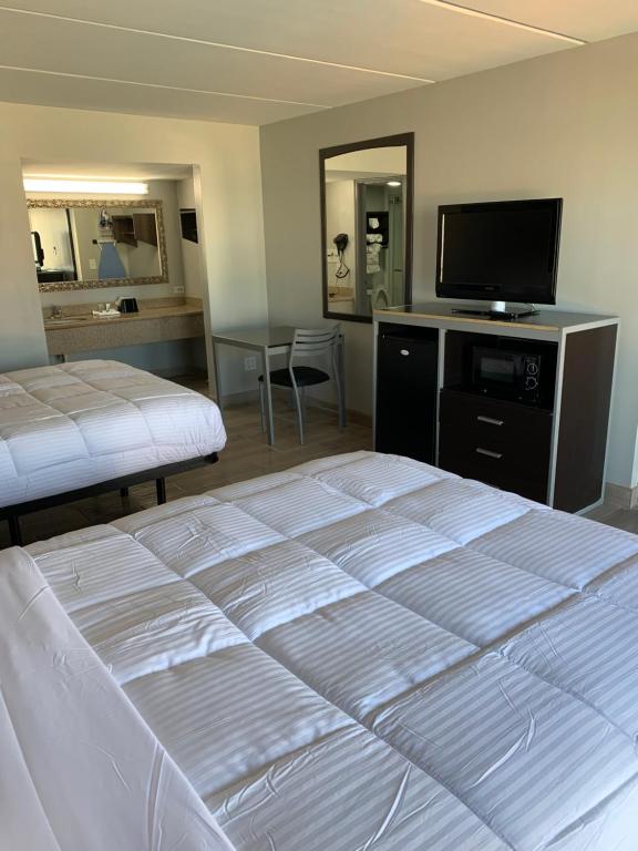 Ein Bett oder Betten in einem Zimmer der Unterkunft South Padre Island Lodge