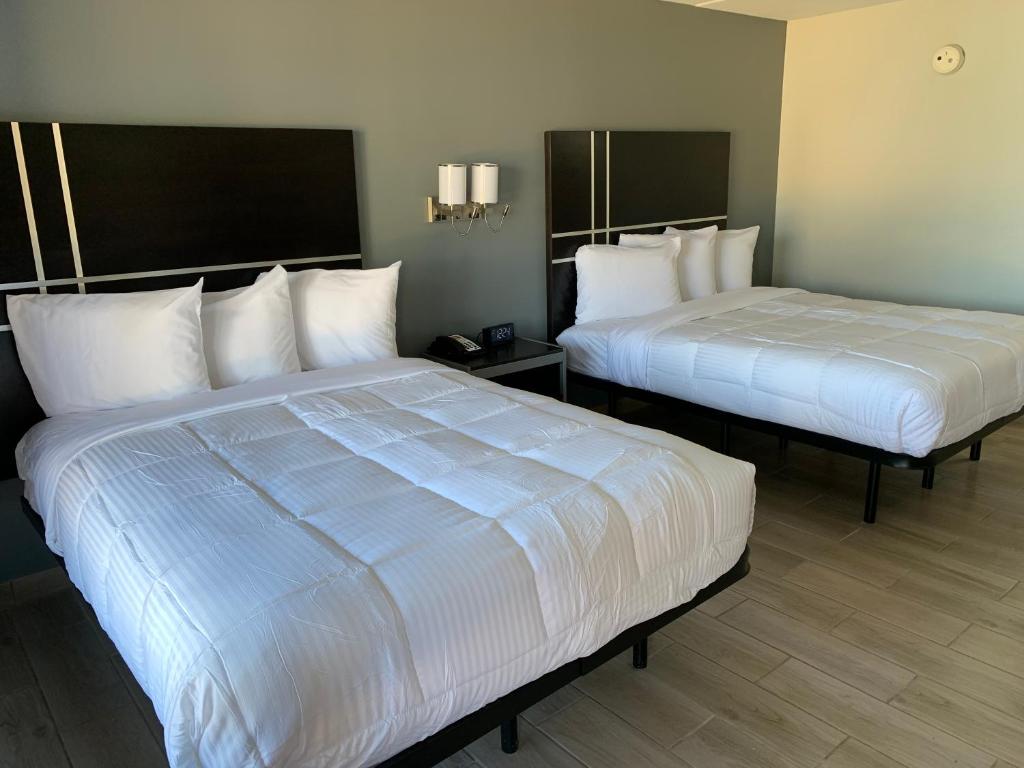 Ein Bett oder Betten in einem Zimmer der Unterkunft South Padre Island Lodge