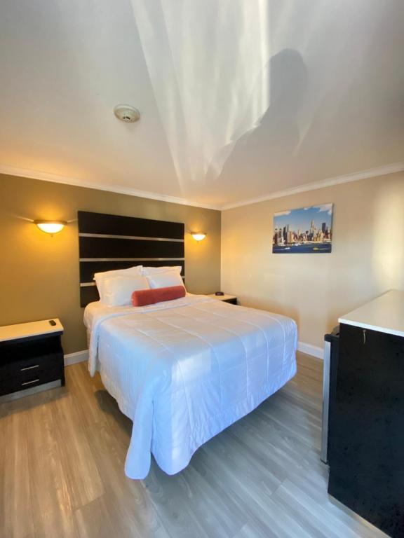 Ένα ή περισσότερα κρεβάτια σε δωμάτιο στο Relax Inn North Babylon