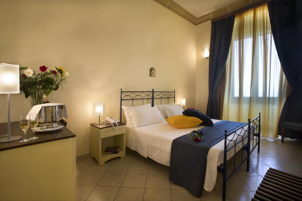 A bed or beds in a room at Al Pescatore Hotel & Restaurant