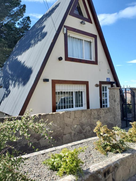 een huis met een gambrel dak bij La Alpina in El Calafate