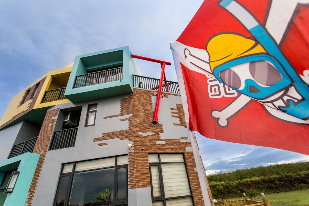 馬公市的住宿－撒野旅店，前面有旗帜的建筑