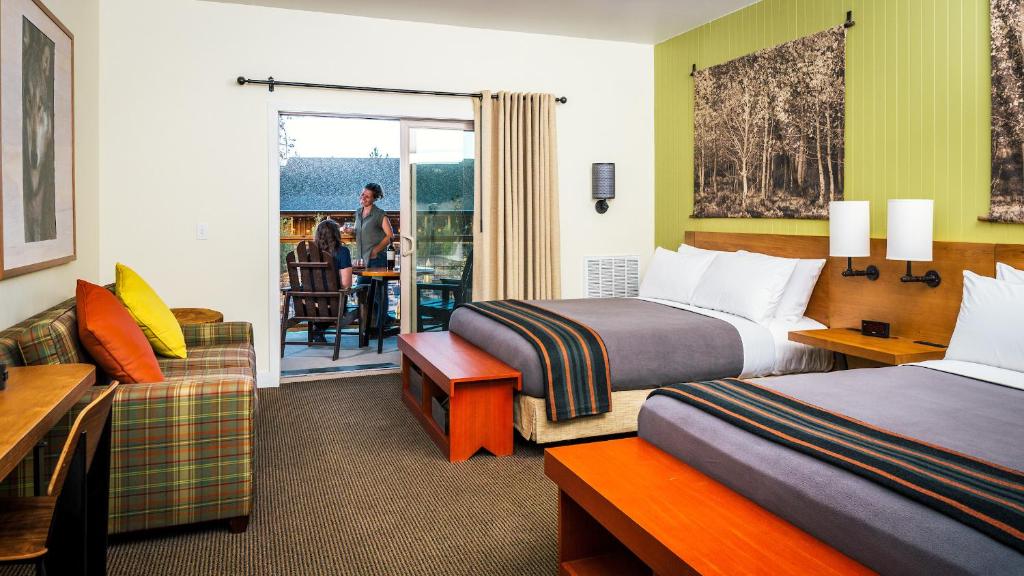 Posezení v ubytování Rush Creek Lodge at Yosemite