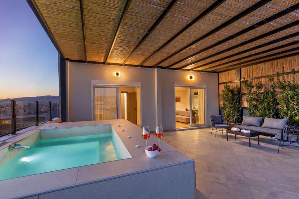 Bazén v ubytování Thisean Modern Suites By Athens Stay nebo v jeho okolí