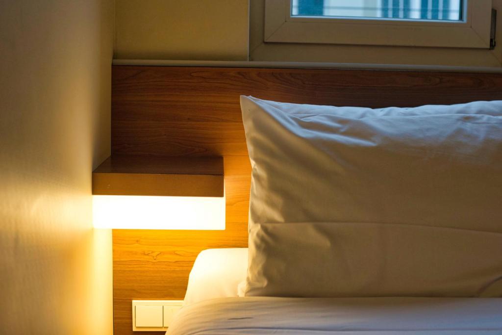 Postel nebo postele na pokoji v ubytování easyHotel Berlin Hackescher Markt