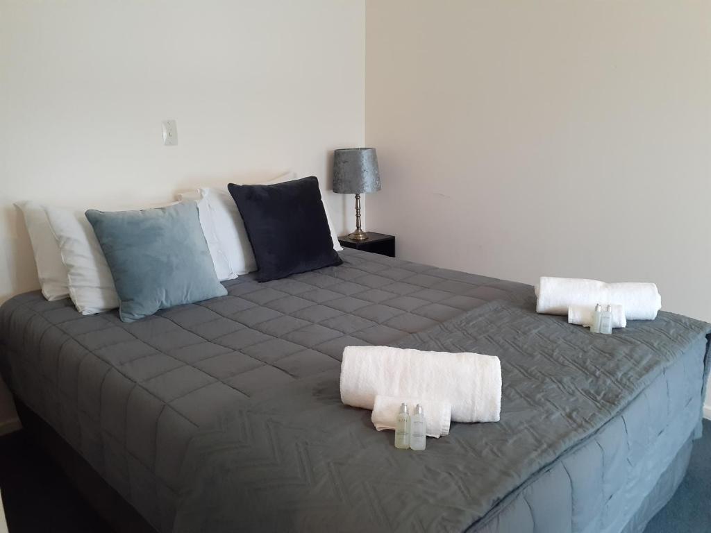 Postel nebo postele na pokoji v ubytování Golden Bay Motel