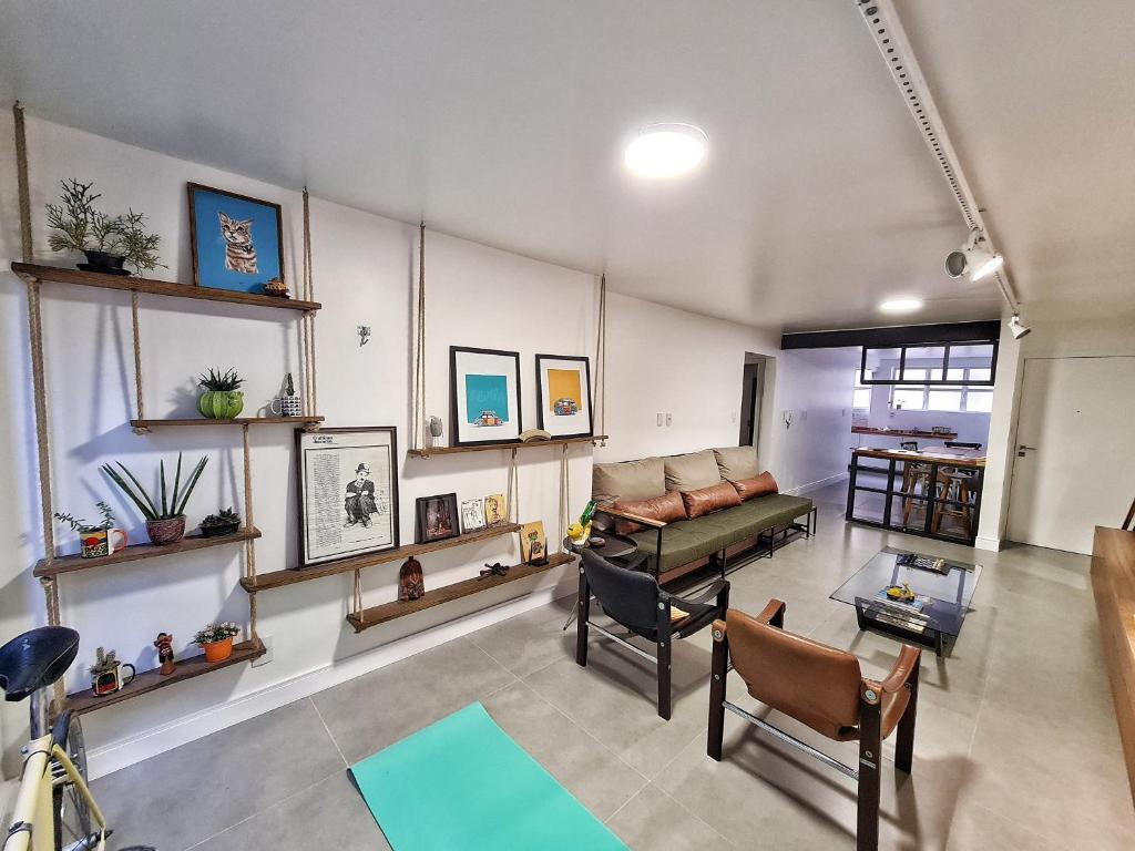 uma sala de estar com um sofá e uma mesa em Apartamento Artístico - Garagem - Ar Condicionado - Excelente Localização em Bento Gonçalves