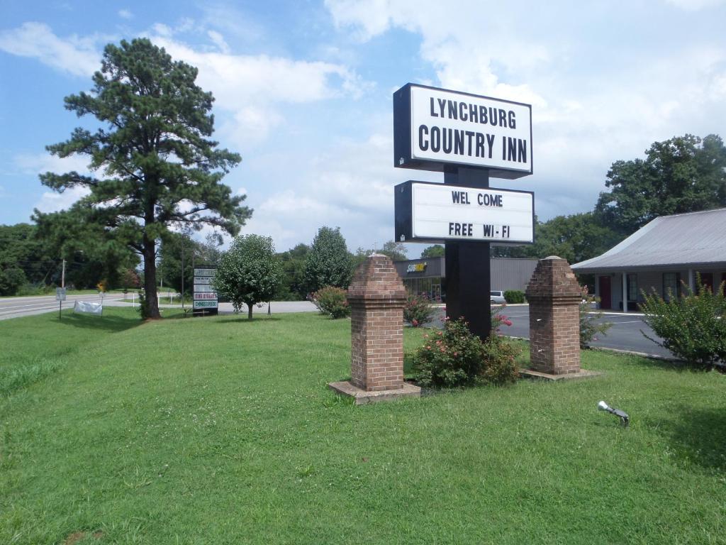 a sign for a country inn on a grass field at Lynchburg Country Inn in Lynchburg