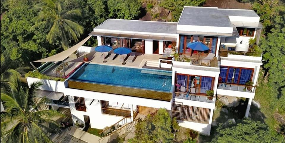 una vista aérea de una casa con piscina en Folie Bleue Villa, en Mae Haad