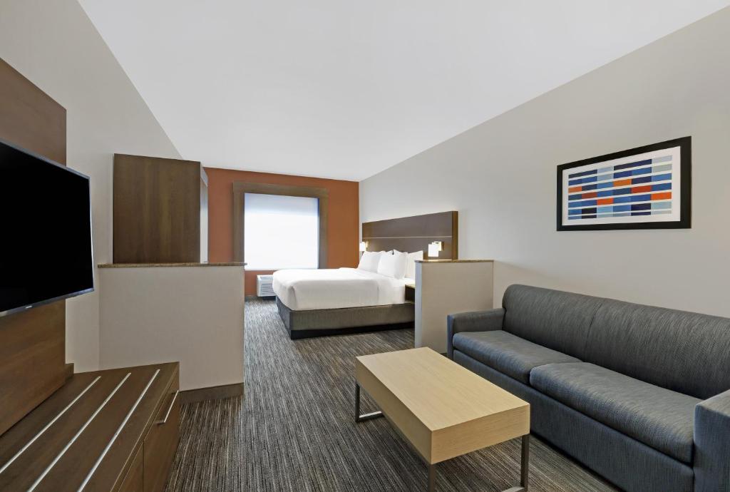 Holiday Inn Express Newport Guest Room & Suite Options