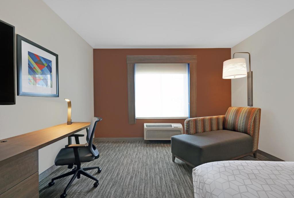 Holiday Inn Express Newport by IHG - King Suite