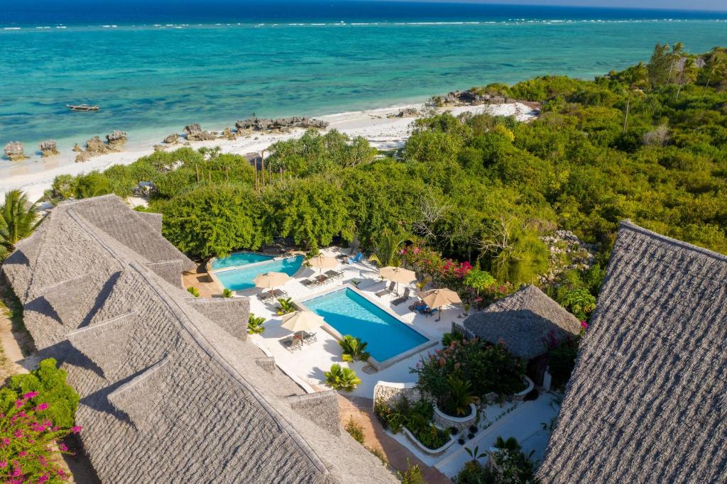 uma vista aérea de um resort com uma praia em Sunshine Bay Hotel Zanzibar em Matemwe