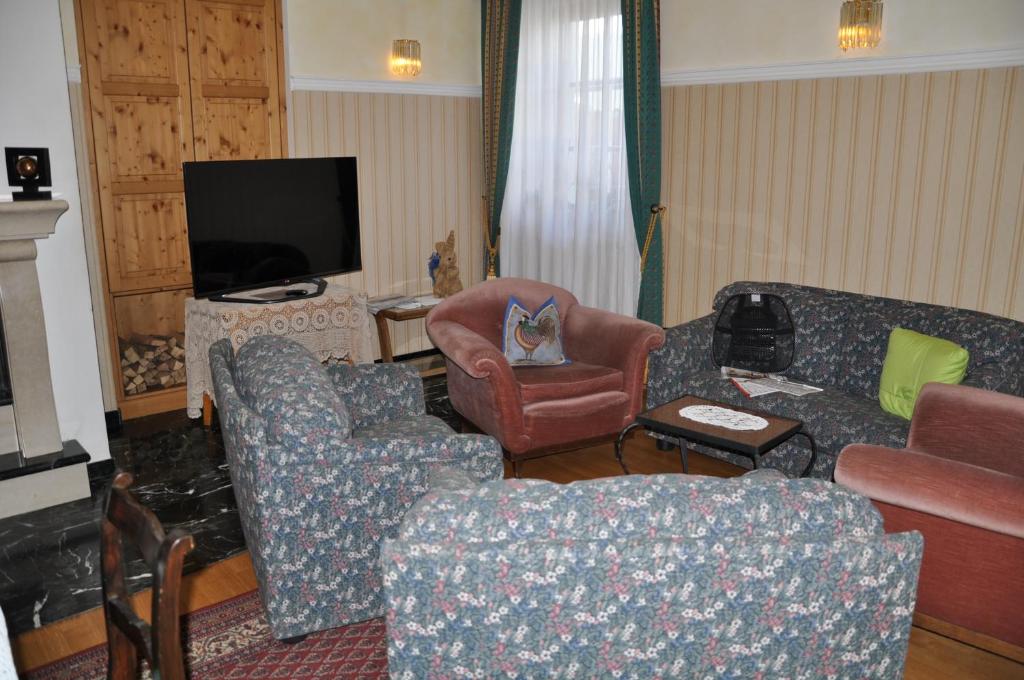 TV a/nebo společenská místnost v ubytování Hotel Dolomiten