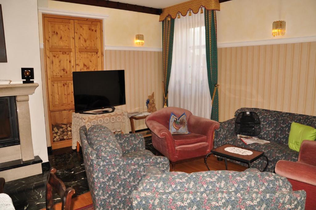 TV a/nebo společenská místnost v ubytování Hotel Dolomiten