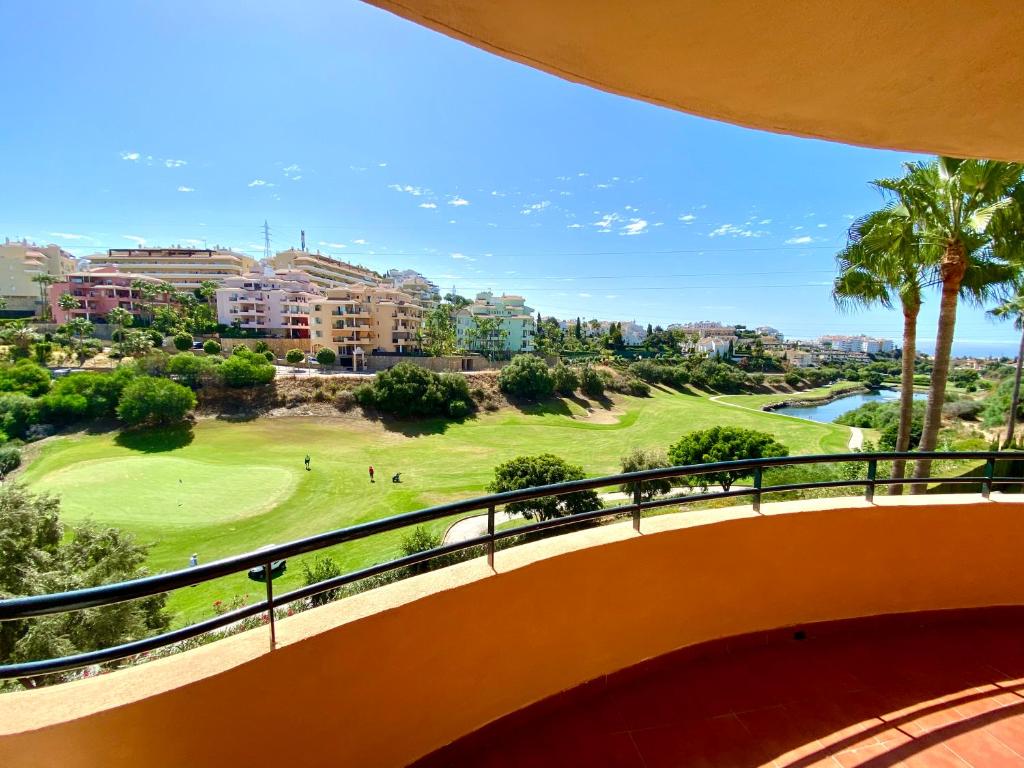 een balkon met uitzicht op een golfbaan bij Riviera Golf apartment in Mijas Costa